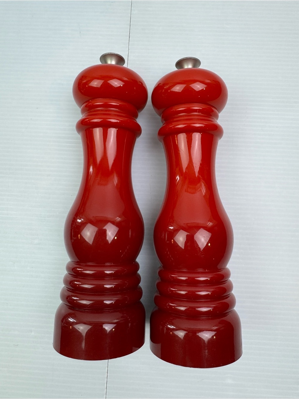 Le Creuset Salt and Pepper Mill Set of 2 Cerise Red 8" Classic Grinder - Picture 9 of 10